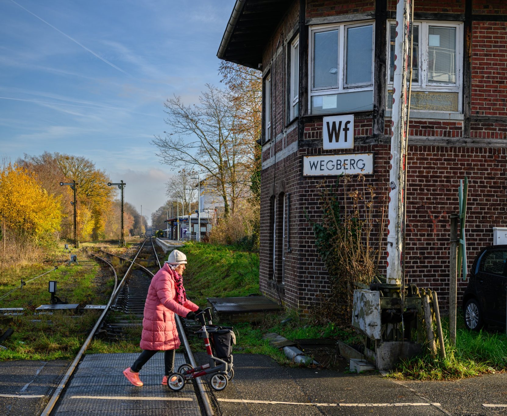 Bahnüberquerung mit Signalfarben